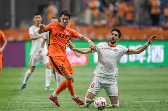 （体育）（14）足球——中超：云南玉昆胜青岛海牛XxjpseC007358_20250406_PEPFN0A001.jpg