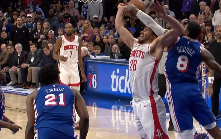 开云官网-防守建功！保罗·乔治大帽申京 随后乌布雷反击打中扩大领先