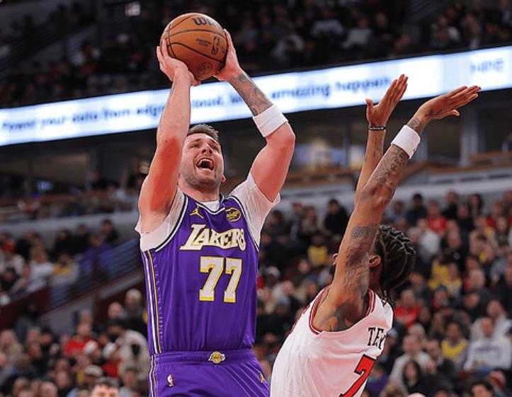 开云-狂轰46+11+7!东契奇天神下凡,詹姆斯破历史第一纪录,湖人2连胜