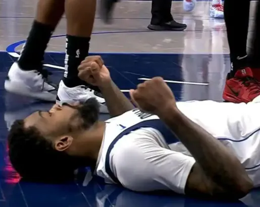 开云体育APP下载-马绍尔与马瑟林身体相撞后受伤,随后独自返回更衣室