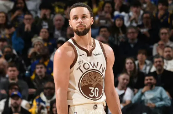 kaiyun-库里上半场7投4中，三分6中3，罚球3中3得到14分3篮板