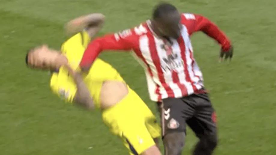 布罗比肘击波罗仅染黄，球迷愤怒：换成罗梅罗早被终身禁赛